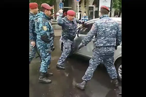 Красные береты ногами и дубинками разбивают машину непокорного армянского водителя