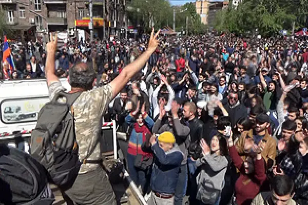 VIDEO: Uprising Against Sargsyan's Appointment as Prime Minister Paralyzes Armenian Capital