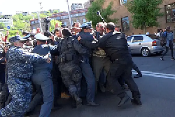 Протестующие прорвали живую стену полицейских