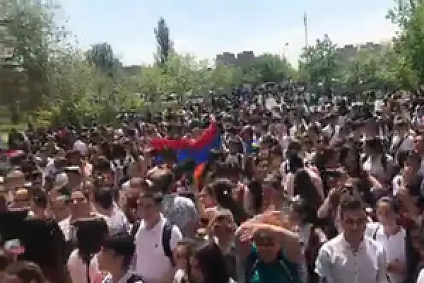 В ереванской школе требуют увольнения директора-поклонницы Сержа Саргсяна (обновляется)