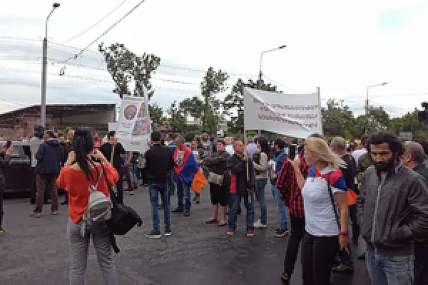 Judge Does Not Release “Sasna Tsrer” Group Members. Supporters Block Road