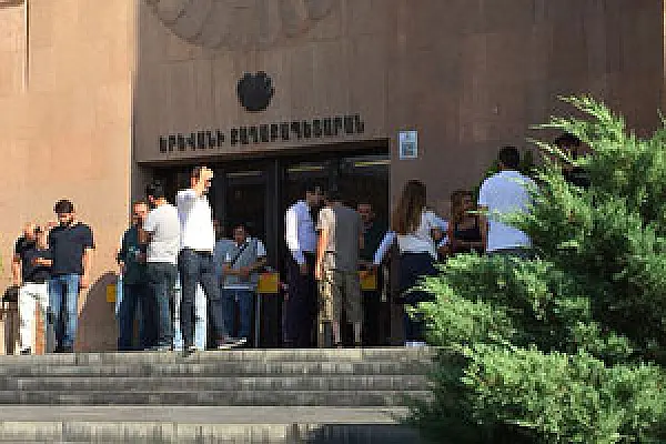 Видео о коррупции возобновило протесты против мэра Еревана