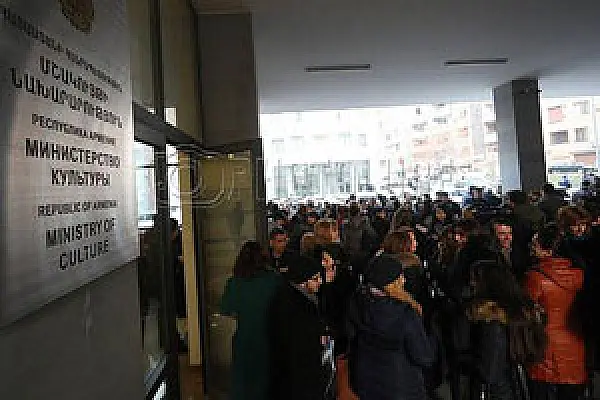 В Ереване протестуют сотрудники закрывающихся министерств