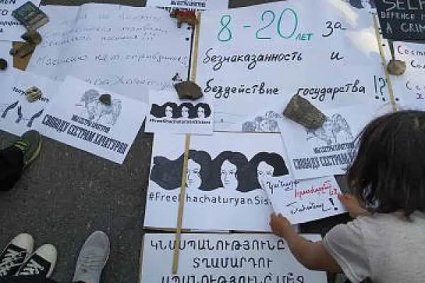 «Քույրերին պաշտպանելիս, մենք մեզ ենք պաշտպանում». ցույց Ռուսաստանի դեսպանատան դիմաց