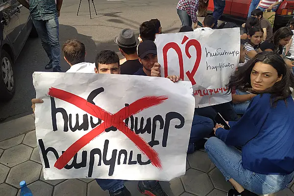 Попытка дашнаков получить дивиденды или вопрос социальной несправедливости — акция у парламента Армении