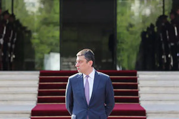 Ուժային վարչապետը՝ խորհրդարանում, ոչխարները՝ դրսում