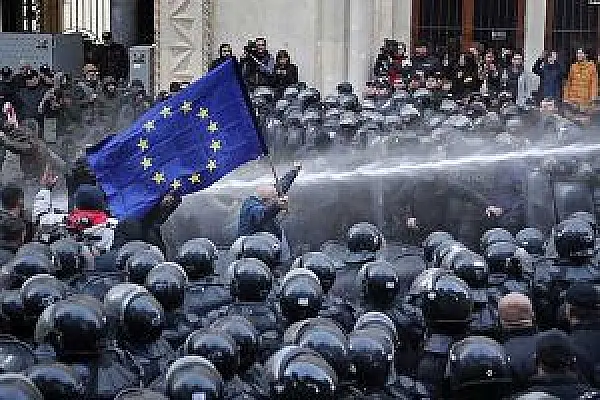 К протестующим в Тбилиси применили водометы. Депутаты поблагодарили полицию