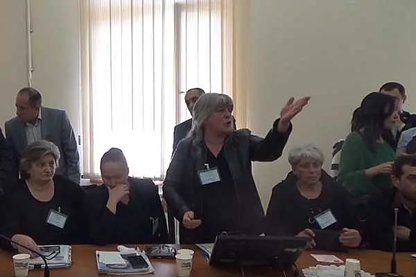 «Մեղավորներին թողած, ասում եմ՝ պետք է դատեն քննիչներին»․ Սևազգեստ մայրերը՝ ԱԺ-ում