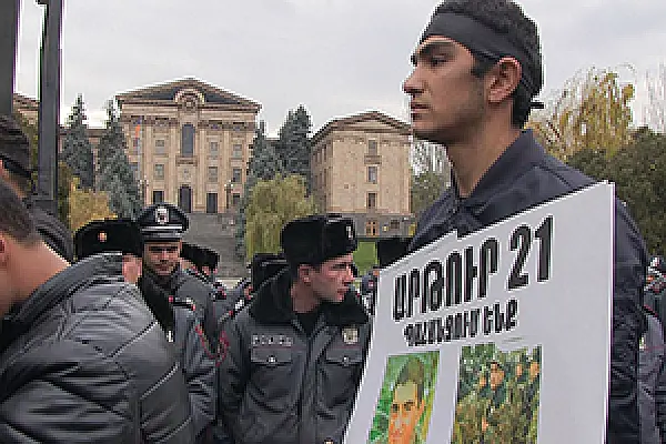 «Уверены, что это убийство». Родные погибшего солдата пикетировали парламент Армении