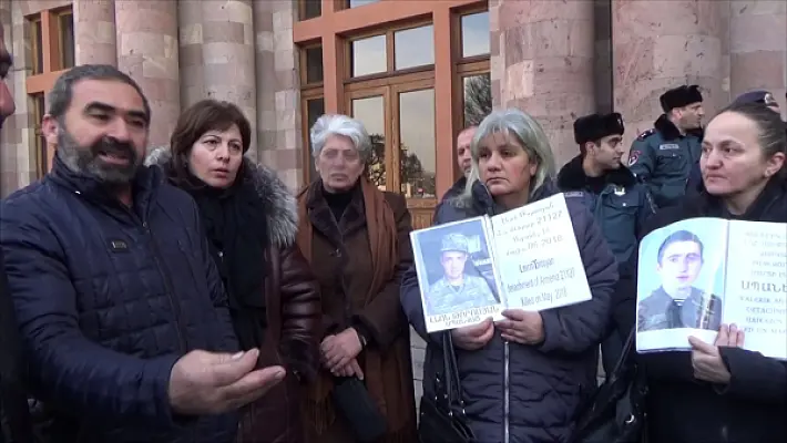 Родители погибших в армии солдат снова требуют встречи с Пашиняном