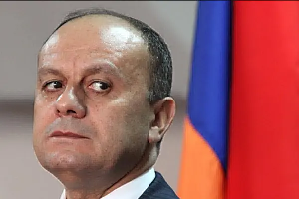 Экс-министра обороны Армении подозревают в растрате
