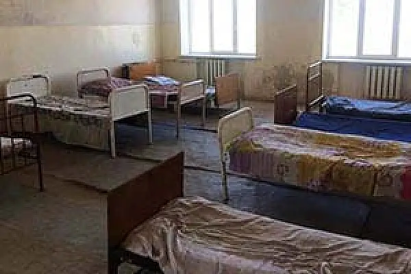 Գերբնակեցում, կեղտ, մեկուսացում և Հոգեկան առողջության կենտրոնի այլ խնդիրները