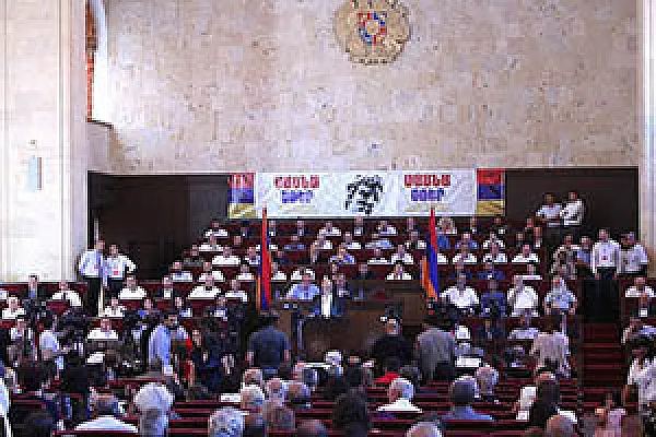 Не референдум, а Армянский Нюрнберг, люстрацию и новую Конституцию предлагает «Сасна црер»