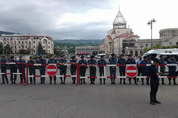 В Карабахе снова активизировался синдром своевольного ребенка