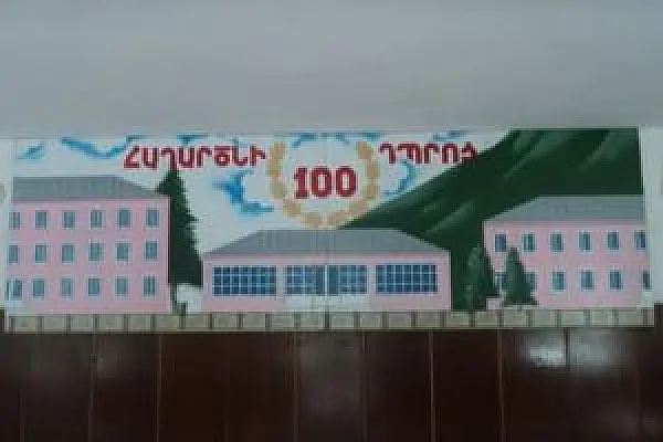 Դպրոցի տնօրենը հետապնդում է ուսուցչուհուն՝ ոստիկանների ներգրավմամբ