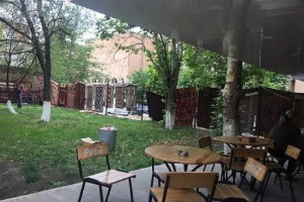Օբյեկտների աշխատակիցները մուտքի մոտ կջերմաչափեն հաճախորդներին