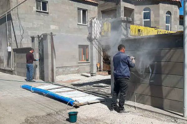 Изолированным мартунинцам нашкодили, оставив на особняке надписи «заразные» и «коронавирус»