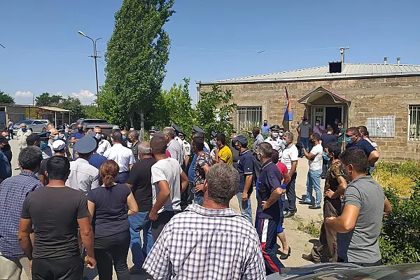 Губернатор умывает руки. Жители армянского села обеспокоены желанием бывшего главы вернуться