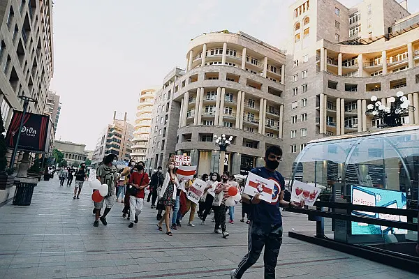 «Жыве Беларусь!» на центральных улицах армянской столицы