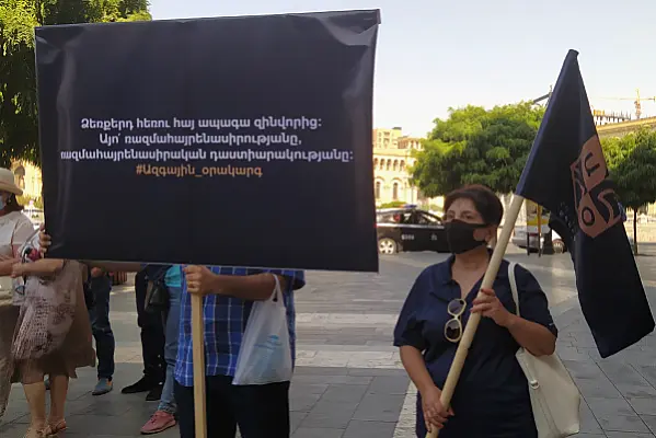 Традиционный четверг в центре Еревана: место встречи пикетчиков и журналистов