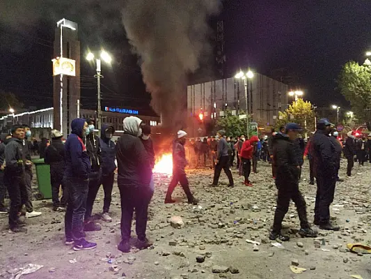 В Кыргызстане силой разгоняют несогласных с результатами парламентских выборов