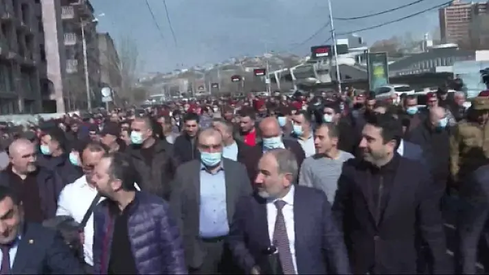 Власти и оппозиция Армении вышли на улицу
