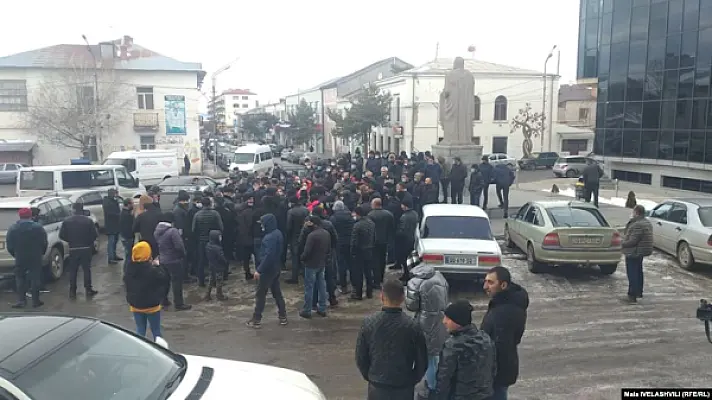 «Почему самолетом можно, а ехать на машине – нет?» - протест в Ахалкалаки