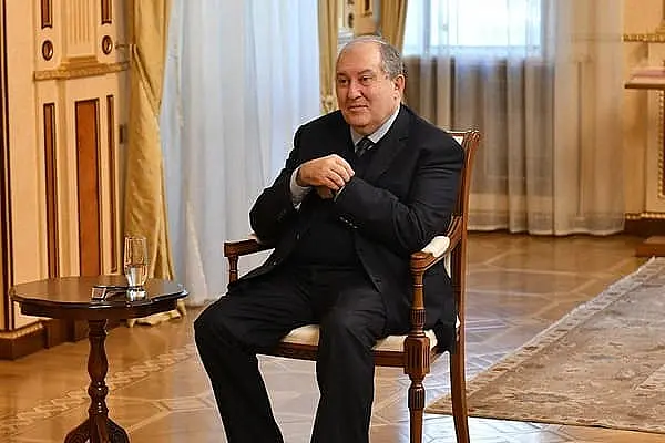 Президент Армении продолжает упорствовать