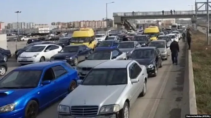 Թբիլիսիում բողոքում են բենզինի գնի թանկացումներից