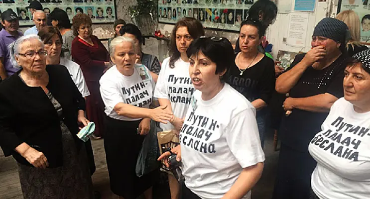 Выжившие Беслана начали голодовку солидарности с Навальным