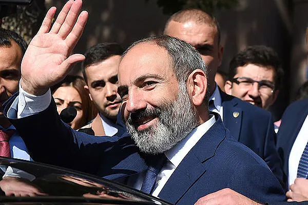 Հաղթած Փաշինյանը կանչում է հանրահավաքի, Քոչարյանը ժխտման մեջ է