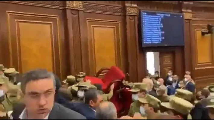 Армянские коррупционеры срывают заседания парламента