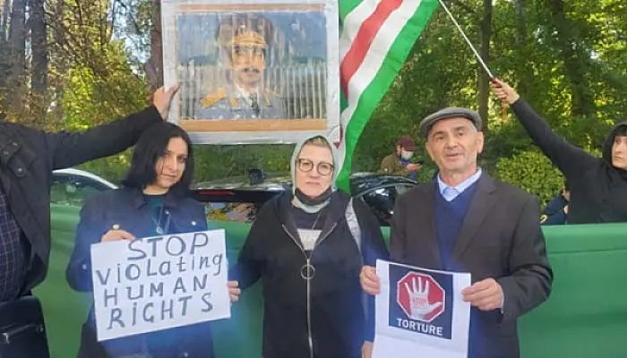 Представители чеченской диаспоры провели акцию протеста у здания Совета Европы в Страсбурге