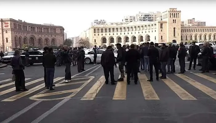 Перекрывшим проспект в Ереване родителям без вести пропавших военнослужащих пообещали встречу с премьером