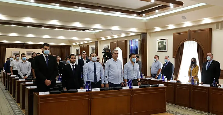 Правящий блок наказывает соратников, отказавшихся идти против мэра