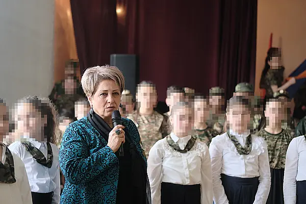 Вскройте сердце депутата и увидьте, сколько там любви - утренник ко Дню армии