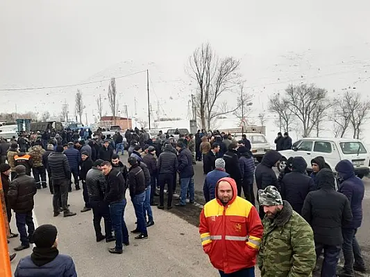Жители самодостаточных сел перекрыли магистраль Ереван-Севан