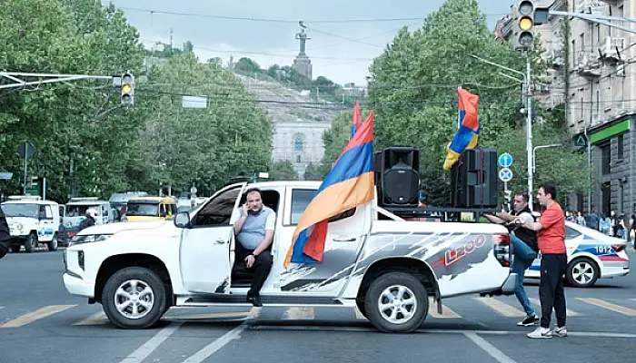 Вот почему на площади столько Rolls Royce