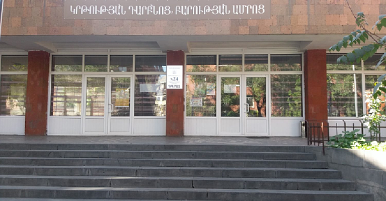 Ученика ереванской школы ударила книгой заслуженный педагог с 40-летним стажем