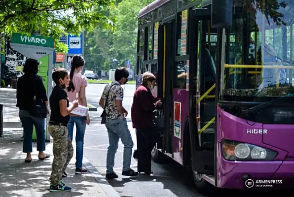В результате спора в ереванском автобусе пассажир ударил ножом водителя