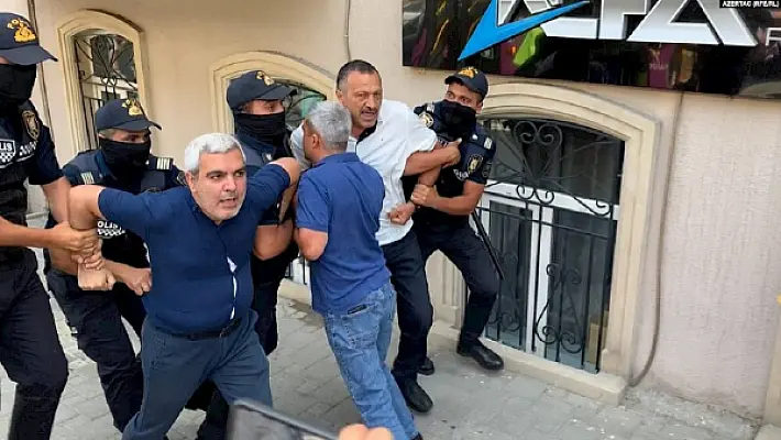 Բաքվում պահանջում են բացել ցամաքային սահմանները․ կան ձերբակալվածներ