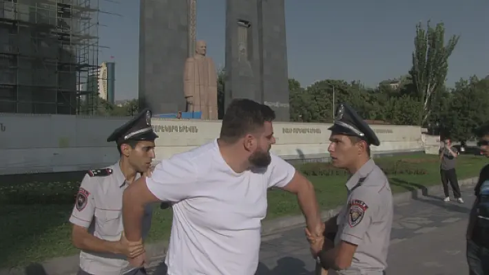 Полицейские «простили» атаковавшего антивоенную акцию в Ереване