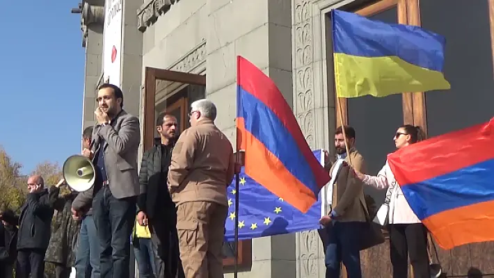 Պուտինից դժգոհների մի մասը հավաքվել էր Օպերայի մոտ
