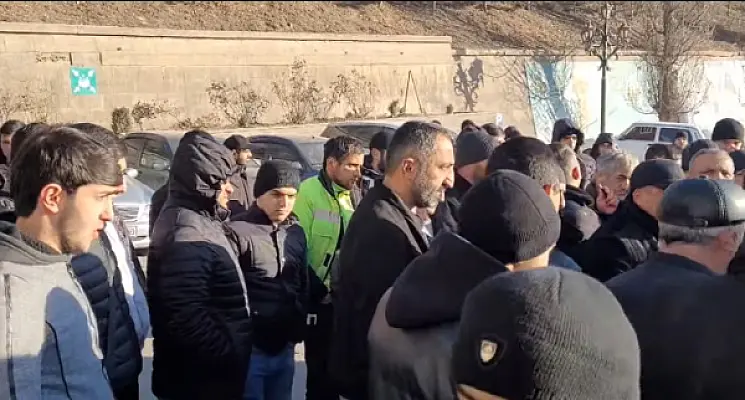 Դուրս եկեք կաբինետներից․ քաջարանցիները պահանջներ ունեն կոմբինատին