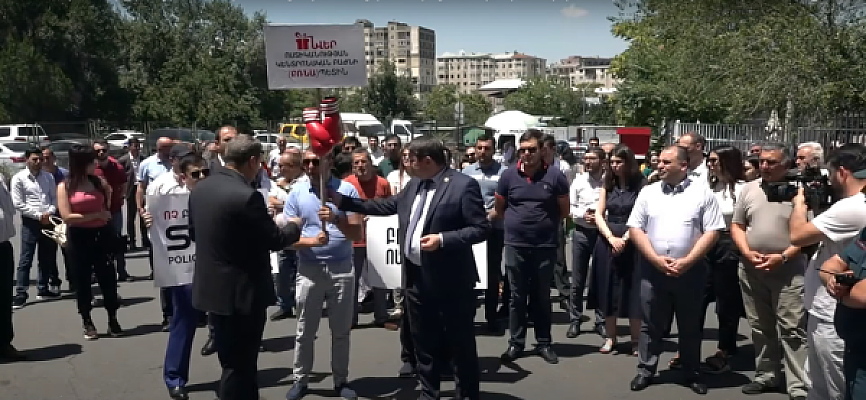 Адвокаты провели забастовку с требованием наказать полицейских