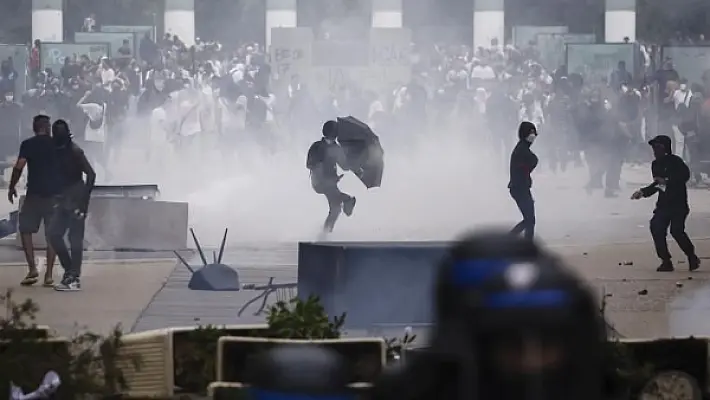 Դեռահասները ալեկոծում են Ֆրանսիան․ ոստիկանը ներողություն է խնդրել