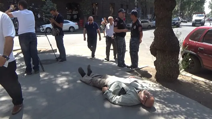 Многие отождествляют себя с Аленом Симоняном, чтобы не отождествляться с тем, в кого плюнули