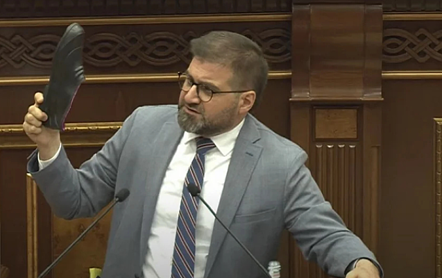 Ռետինե կալոշ, ռուսական դրոշ, մահ կամ Եվրոպա