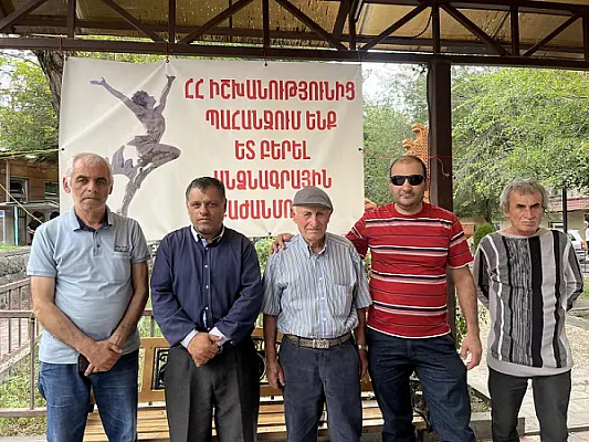 В Чаренцаване продолжают протестовать против оптимизации паспортных столов. Чиновник утешает