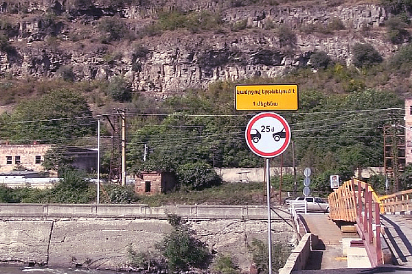 Ջրհեղեղից հետո ով ասես եկել է, ում հետ ասես նկարվել ենք